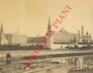 - - Russia. Mosca, il Cremlino visto dal fiume (chiatta in primo piano).