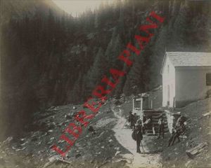 - - Paesaggio montano, con chiesetta ed escursionisti. Tirolo (Austria ?).