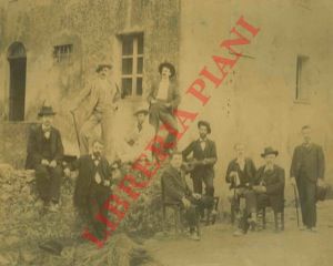 - - Gruppo di persone in piedi e sedute (uno con chitarra) in posa attorno alla casa natale di Giosu Carducci, sotto alla lapide che lo ricorda.