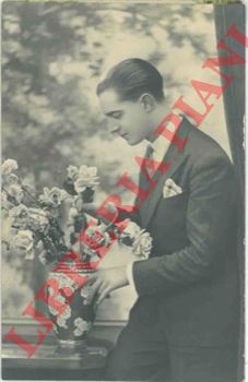 - - Giovinotti impomatati e con baffini offrono rose e fiori ad una bella lontana (ma vicina).