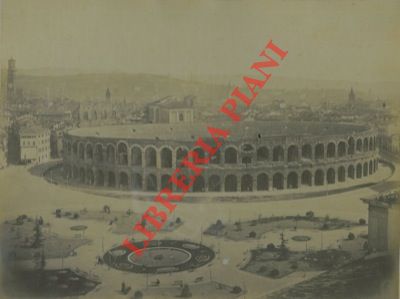 - - Verona. Arena in primo piano e veduta della citt.