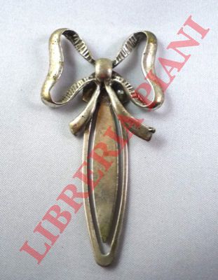 - - Segnalibro metallico a figura di nastro annodato,