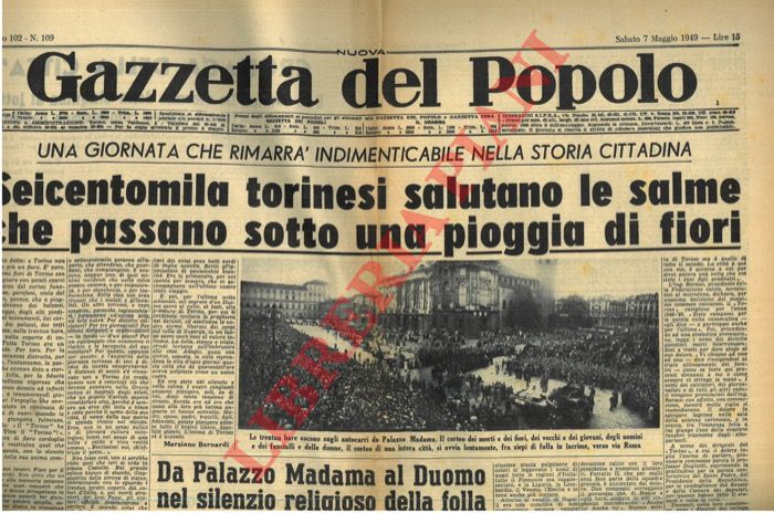 - - Seicentomila torinesi salutano le salme che passano sotto una pioggia di fiori.