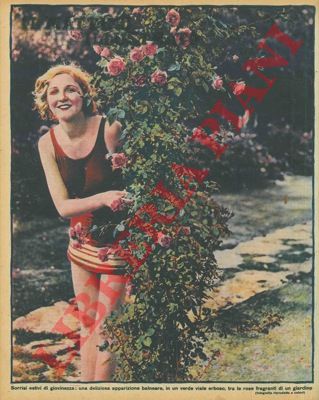 - - Sorrisi estivi di giovinezza: una deliziosa apparizione balneare, in un verde viale erboso, tra le rose fragranti di un giardino.