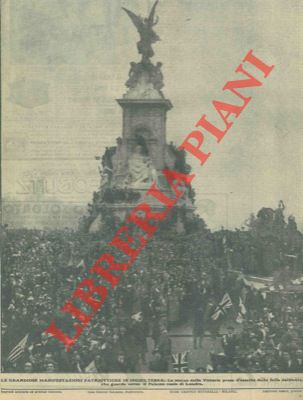 - - Le grandiose manifestazioni patriottiche in Inghilterra. La statua della Vittoria presa d'assalto dalla folla delirante, che guarda verso il Palazzo reale di Londra.