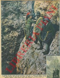 - - La consegna del labaro donato dal Fascio Femminile di Trento alla 41a Legione della Milizia  avvenuta a 2821 metri d'altezza, sulla cima della Torre Stabler del Vajolet : ecco l'intrepida pattuglia, col cappellano, la madrina e l'alfiere, durante l'ardua scalata dolomitica.