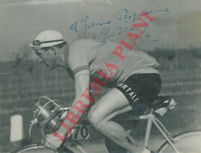 - - Foto di Gino Bartali in corsa, con autografo e dedica.
