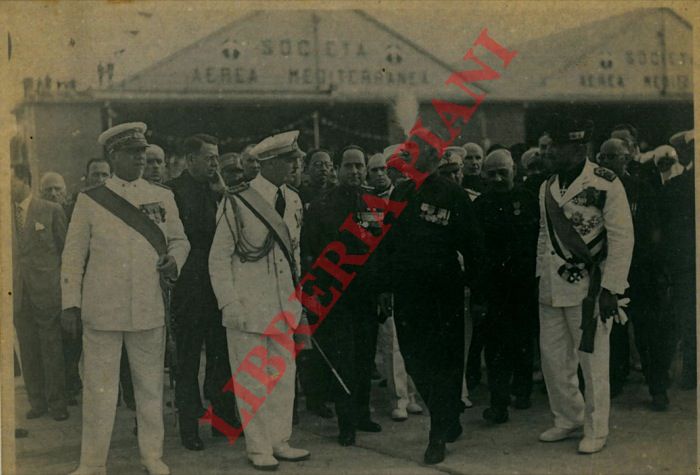 - - Mussolini, Starace e Ufficiali Aeronautica di fronte agli hangar della Societ Aerea Mediterranea.