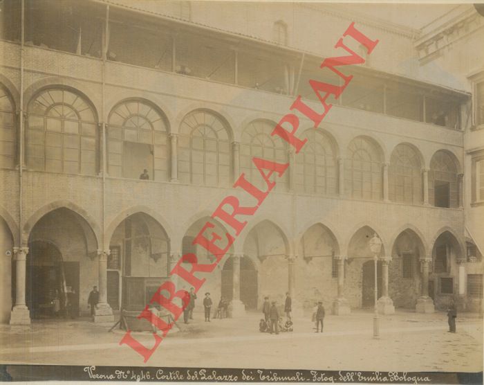 Fotog. dell'Emilia. Bologna (Poppi) - - Verona. Cortile di Palazzo dei Tribunali, animata.