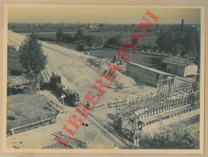 Foto Villani. Bologna - - Lavori di allacciamento della linea di circonvallazione di Bologna con le linee per Milano, Verona, Venezia e col Parco Arcoveggio. Visita ai lavori del Ministro dei Lavori Pubblici, (Giuseppe) Cobolli Gigli