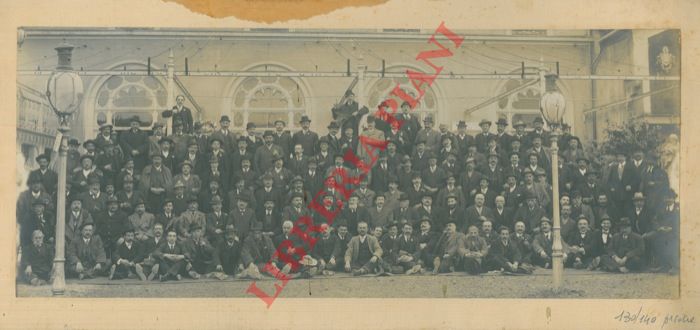 Premiata Fotografia Nazionale. Rizzoli, 8. Bologna - - Gruppo aziendale (?) di 130/140 uomini adulti, 40/60enni e tutti con cappello in testa, una decina in mano).