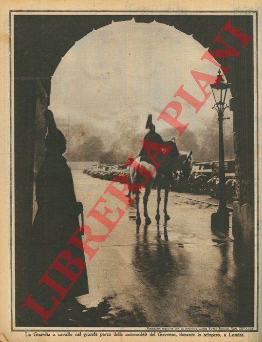 - - La Guardia a cavallo nel grande parco delle automobili del Governo, durante lo sciopero, a Londra.