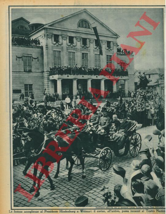 - - Le festose accoglienze al Presidente Hindenburg a Weimar: il corteo, all'arrivo, passa innanzi al Teatro Nazionale.