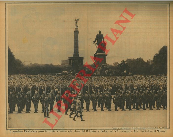 - - Il presidente Hindenburg, passa in rivista le truppe, sulla piazza del Reichstag, a Berlino, nel VII anniversario della Costituzione di Weimar.