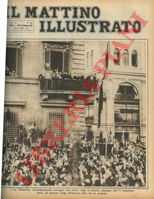 - - L'on. Mussolini, miracolosamente scampato alla morte, dopo il nefando attentato dell' 11 settembre, parla, da palazzo Chigi, all'enorme folla che lo acclama.