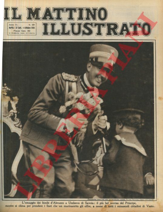 - - L'omaggio dei bimbi d'Abruzzo a Umberto di Savoia: il pi bel sorriso del Principe, mentre si china per prendere i fiori che un marinaretto gli offre, a nome di tutti i minuscoli cittadini di Vasto.