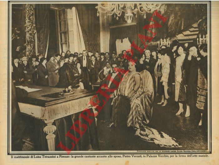 - - Il matrimonio di Luisa Tetrazzini a Firenze: la grande cantante accanto allo sposo, Pietro Vernati, in Palazzo Vecchio, per la firma dell'atto nuziale.