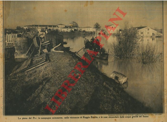 - - La piena del Po: le campagne sommerse, nelle vicinanze di Reggio Emilia, e le case circondate dalle acque gonfie del fiume.