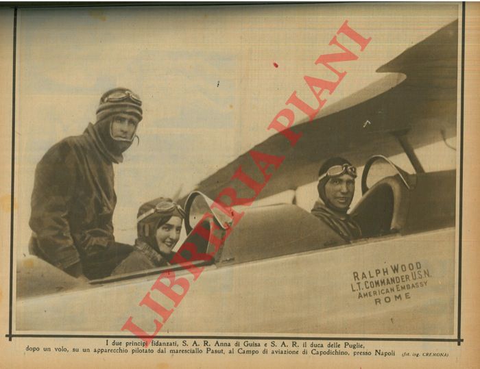 - - l due principi fidanzati, S.A.R. Anna di Guisa e S.A.R. il Duca delle Puglie, dopo un volo, su un apparecchio pilotato dal maresciallo Pasut, al Campo di aviazione di Capodichino, presso Napoli.