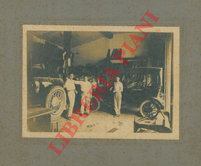 - - Officina meccanica per auto.