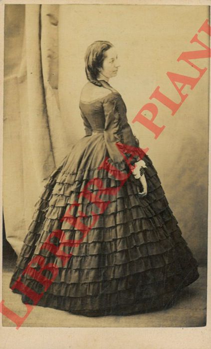 - - Giovane signora in abito elegante.