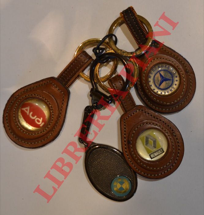 - - Portachiavi con stemmi Audi, BMW, Mercedes, Renault.