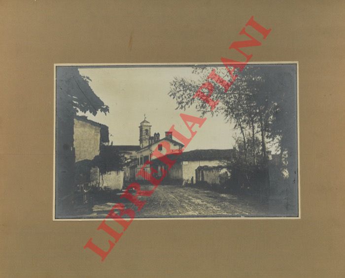 - - Paese : case e chiesa (da identificarsi).