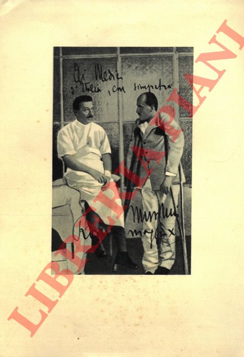 - - Mussolini con stampelle, in ambulatorio medico.