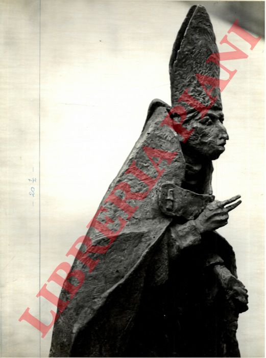 Bo BOUSTEDT, Kungalv Sweden - MINGUZZI Luciano - - Particolare di scultura (Posa simbolica della prima pietra) per-della V porta del Duomo di Milano (di Luciano Minguzzi).