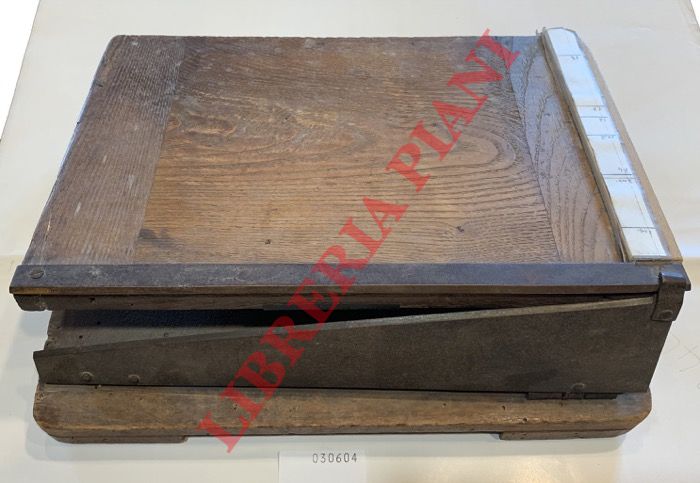 - - Taglierina in legno