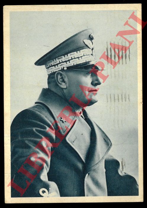 - - Mussolini in divisa militare.
