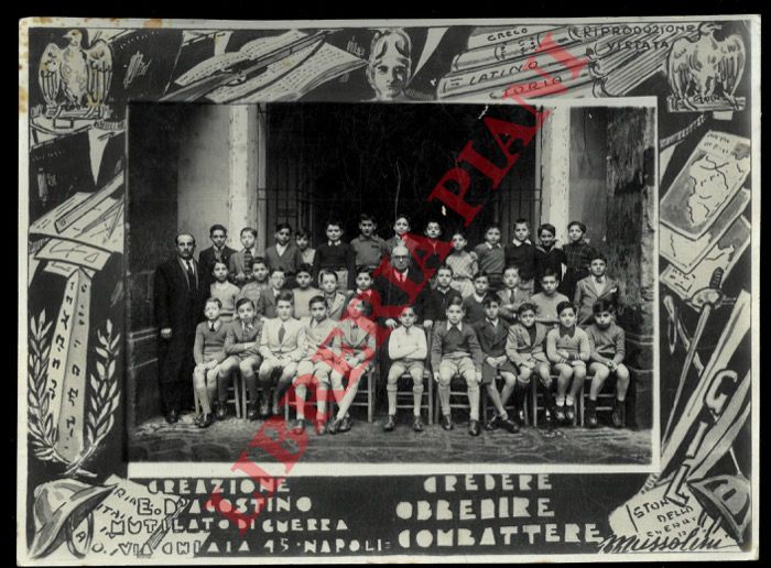 E. D'Agostino. Via Chiaia, Napoli - - Classe maschile di scuola media del 1940 : 35 alunni e due docenti.