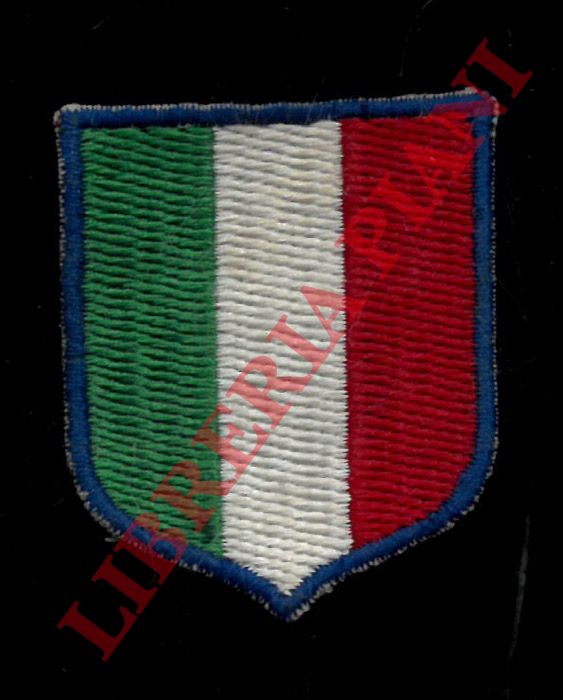 - - Scudetto tricolore in panno, bordo blu.