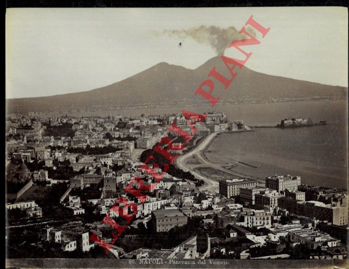 - - Napoli. Panorama dal Vomero. (Vesuvio con pennacchio).