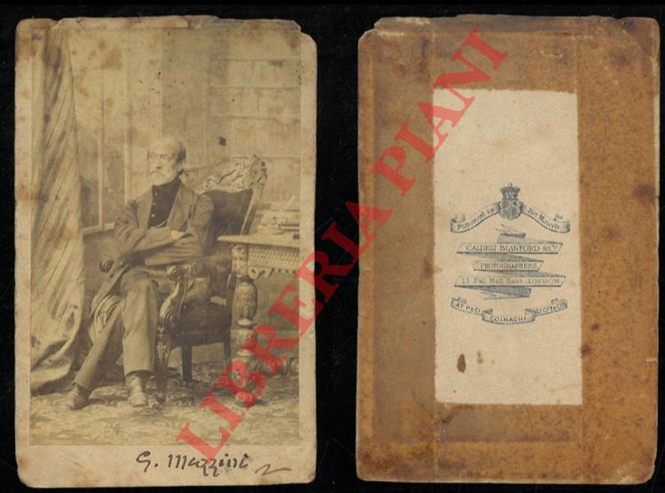 Cladesi Blanford. London - Mazzini seduto vicino a un tavolo. Con firma autografa in calce.