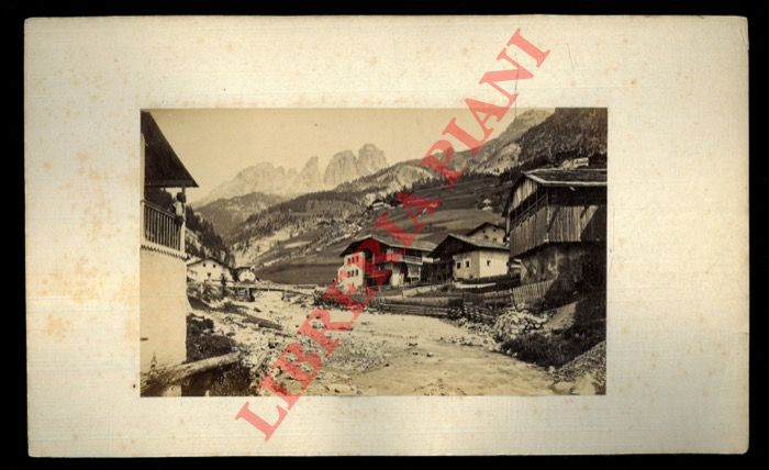 - - Campitello di Fassa. Il vecchio borgo col Sassolungo sullo sfondo.