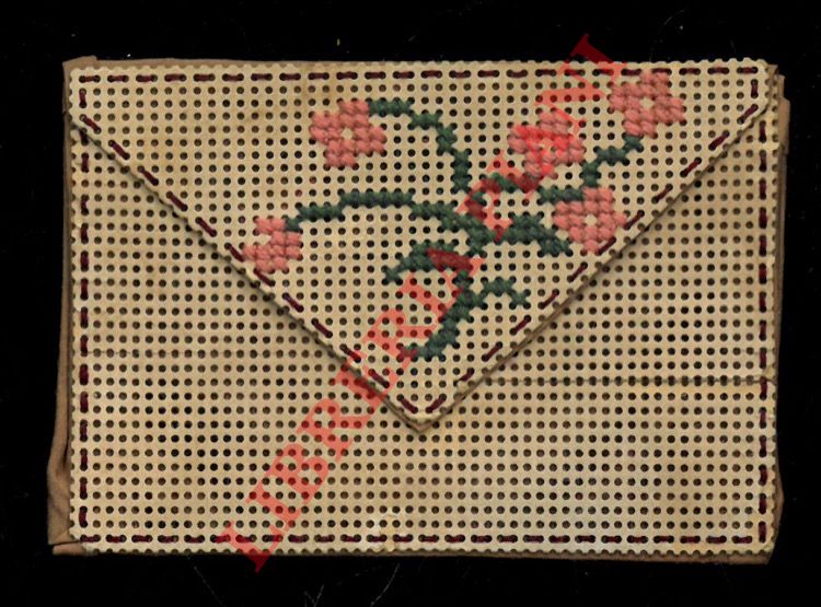 - - Bustina traforata con fiori.