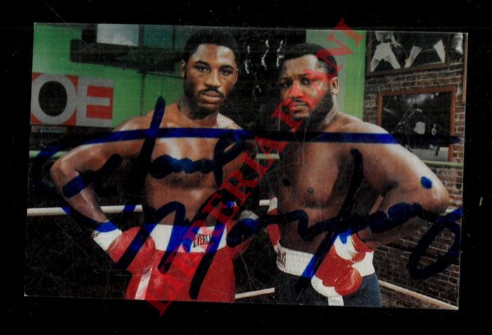 - - Fototipia a colori con firme autografe dei pugili Joe e Marvis Frazier.
