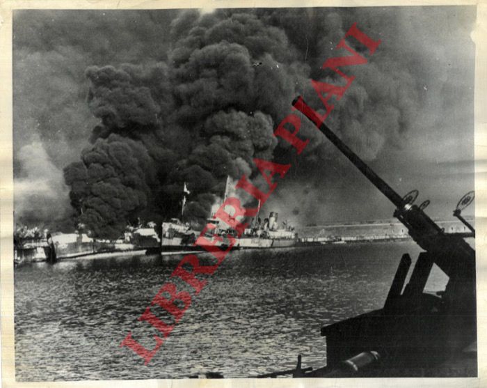 - - Bombardamento tedesco su navi americane nel porto di Bari.