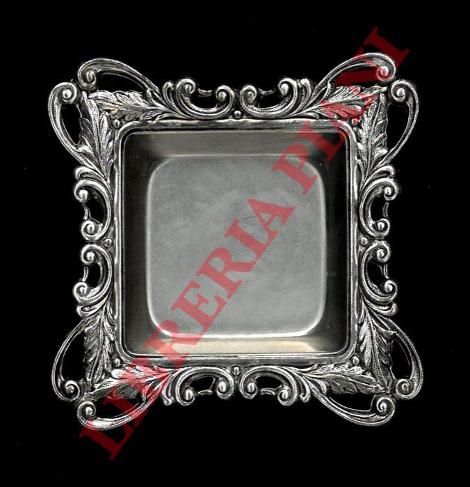 - - Piattino metallico quadrato, color argento, bordi sagomati.