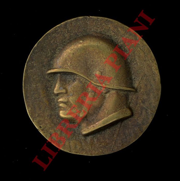 - - Disco metallico con volto di Mussolini con elmetto