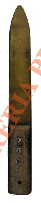 - - Tagliacarte, impugnatura in legno.