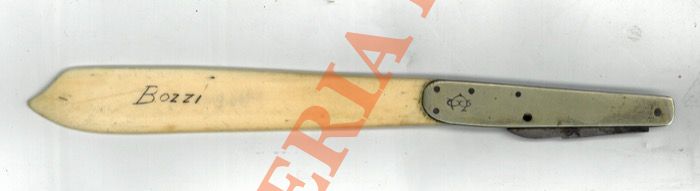 - - Tagliacarte, impugnatura metallica e con coltellino estraibile.