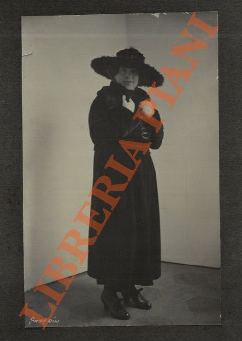- - Lotto di 12 ritratti fotografici femminili.