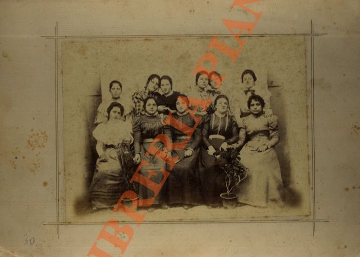 - - Lotto di 4 ritratti fotografici di gruppi famigliari.